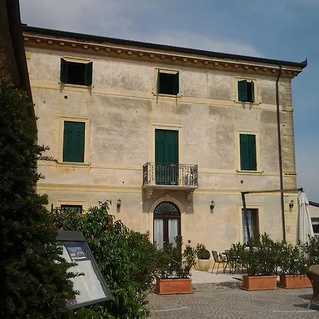 بيت ضيافة Relais Castrum