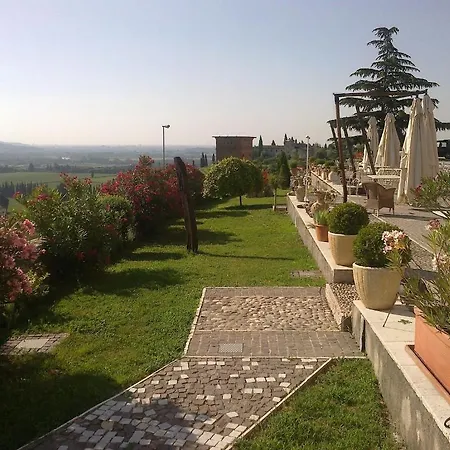 Relais Castrum بيت ضيافة 3*